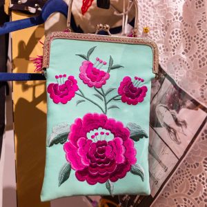 Bolso de vestir verde agua bordado en fucsia y buganvilla