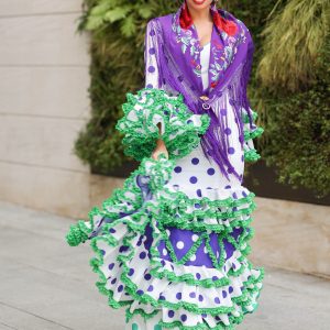 Traje de Flamenca único y exclusivo modelo 22/2023, fondo blanco lunar morado alta costura flamenca.