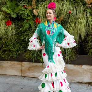Traje de Flamenca único y exclusivo modelo 10/2024, fondo blanco roto con lunares pintados a mano,alta costura flamenca.