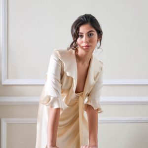 Bata de volante, de novia, de raso color dorado.