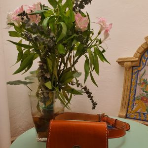 Bolso pequeño de cuero liso para romerías.