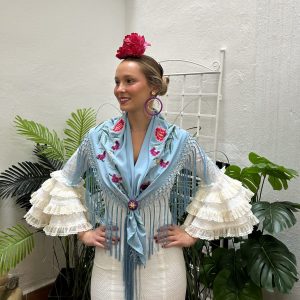 Mantoncillo bordado modelo guirnalda-2/2025-celeste bordado en colores, original y exclusivo, bordado por Fabiola1987