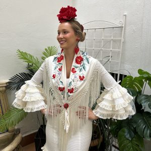 Mantoncillo bordado modelo Guirnalda-1/2025-marfil bordado en colores, original y exclusivo, bordado por Fabiola1987