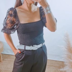 TOP NEGRO MANGAS FLORES